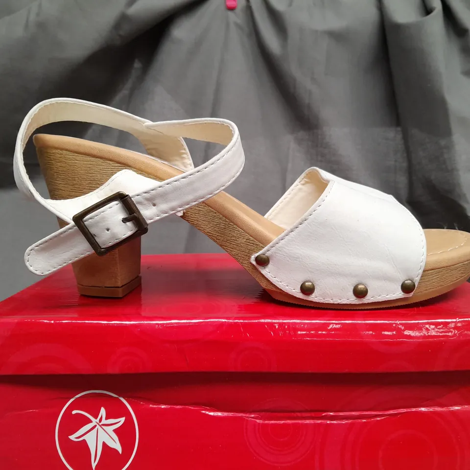 BOX OF APPROX 10 NATURAL MODA OPEN TOE HEELS IN ASSORTED SIZES & COLOURS 