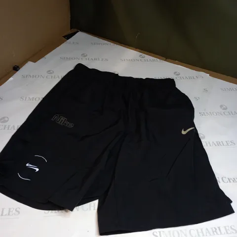 MEDIUM NIKE BLACK SHORTS