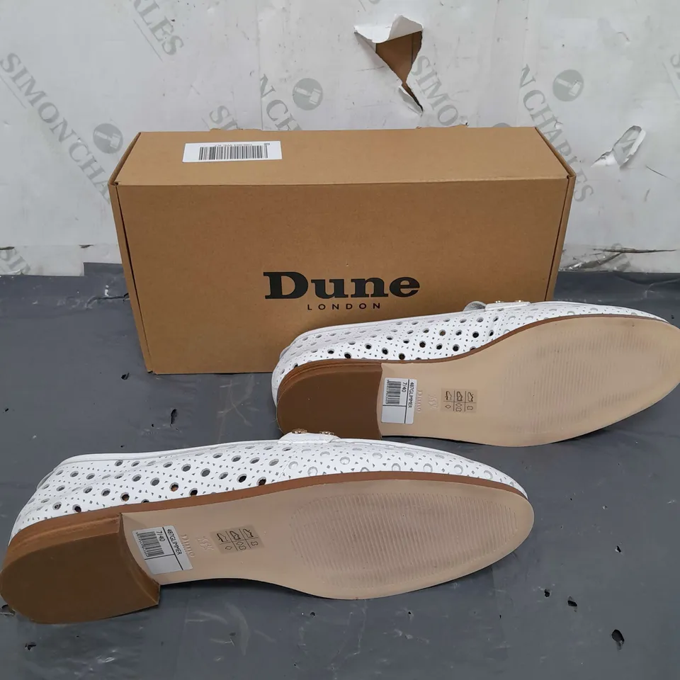 BOXED PAIR OF DUNE LONDON WHITE LEATHER LASER CUT LOAFER IN SIZE 7