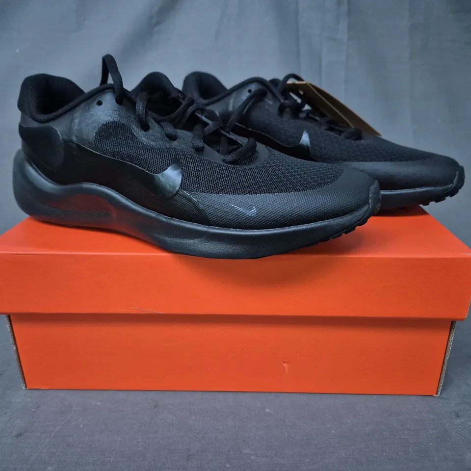 BOXED PAIR OF NIKE REVOLUTION 7 SHOES IN BLACK UK SIZE 5.5