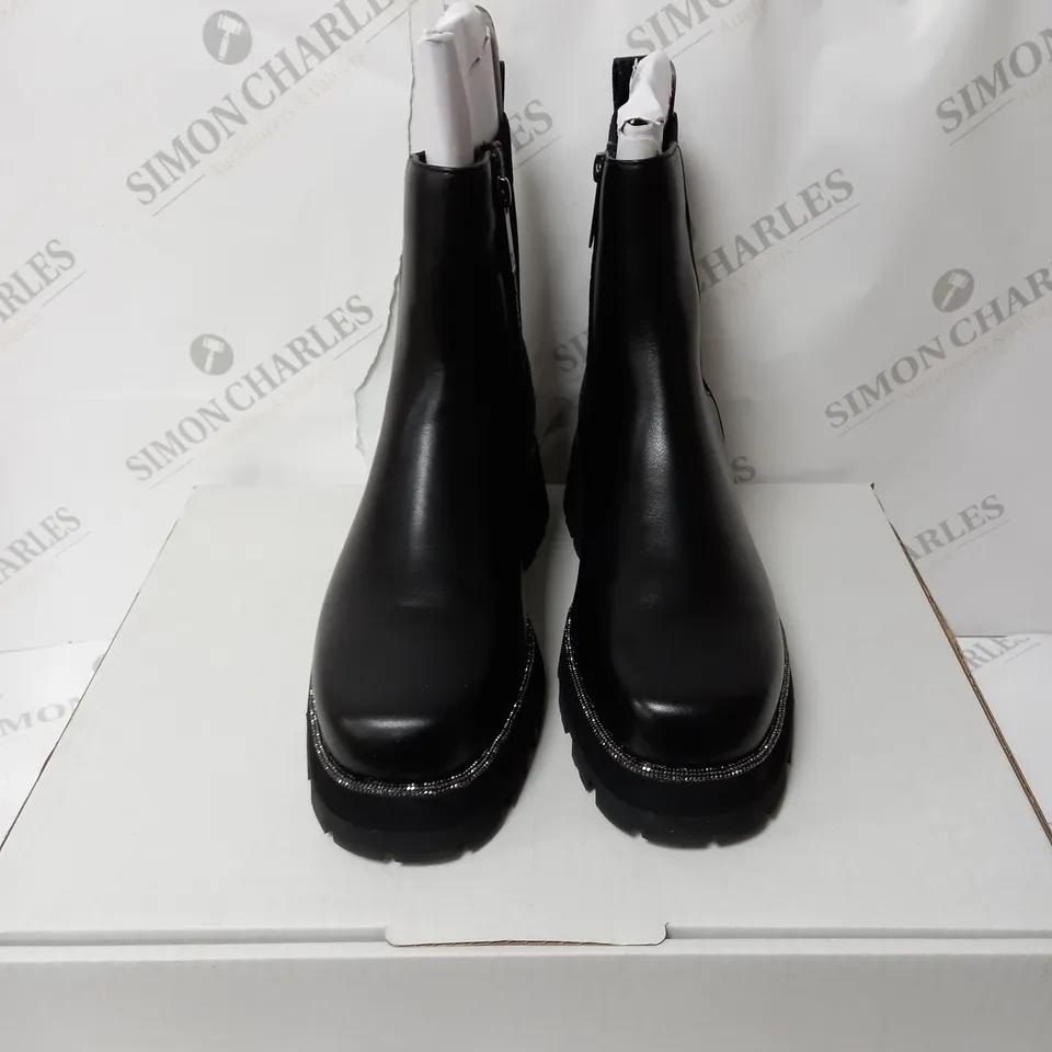 BLACK CHELSEA BOOTS SIZE 7