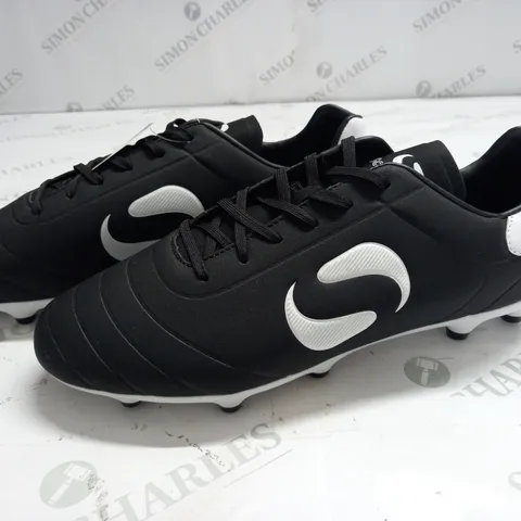 SONDICO BLACK/WHITE FOOTBALL TRAINERS - UK 11