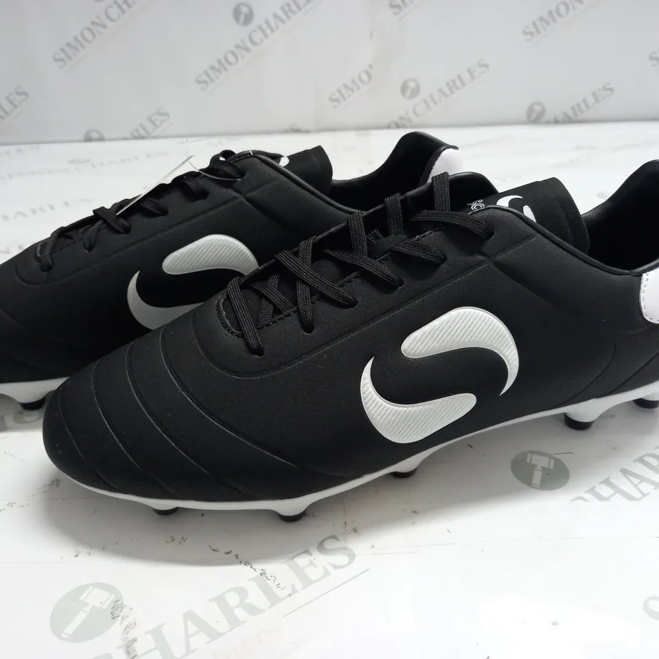 SONDICO BLACK/WHITE FOOTBALL TRAINERS - UK 11