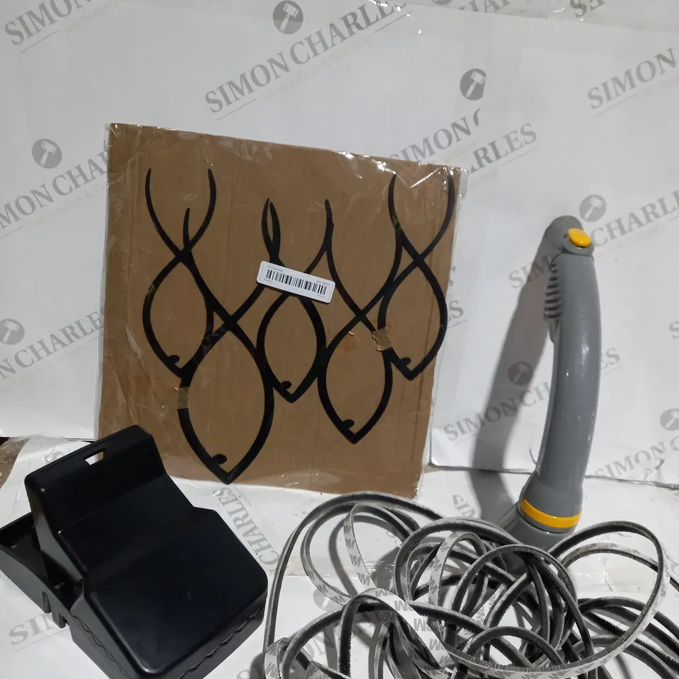 BOX OF APPROXIMATELY 20 ASSORTED ITEMS TO INCLUDE HOUSE DÉCOR, SCARFS, SAFETY HANDLE ETC