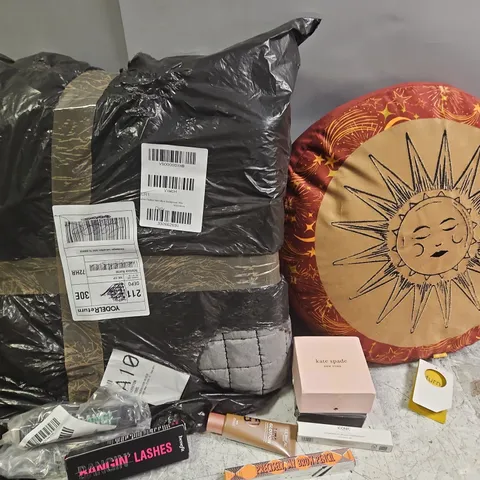 BOX OF APPROXIMATELY 10 ASSORTED HOUSEHOLD ITEMS TO INCLUDE - FURN CUSHION - BEDSPREAD - KATE SPADE WATCH - ETC