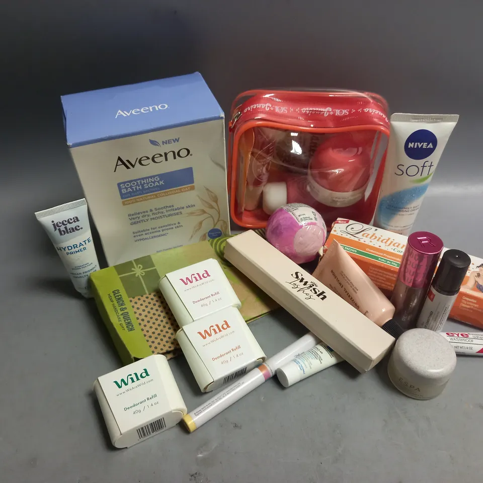 APPROXIMATELY 20 ASSORTED HEALTH AND BEAUTY PRODUCTS TO INCLUDE AVEENO SOOTHING BATH SOAK OAT BATH SACHETS, WILD DEODORANT REFILL, JECCA BLAC HYDRATE PRIMER