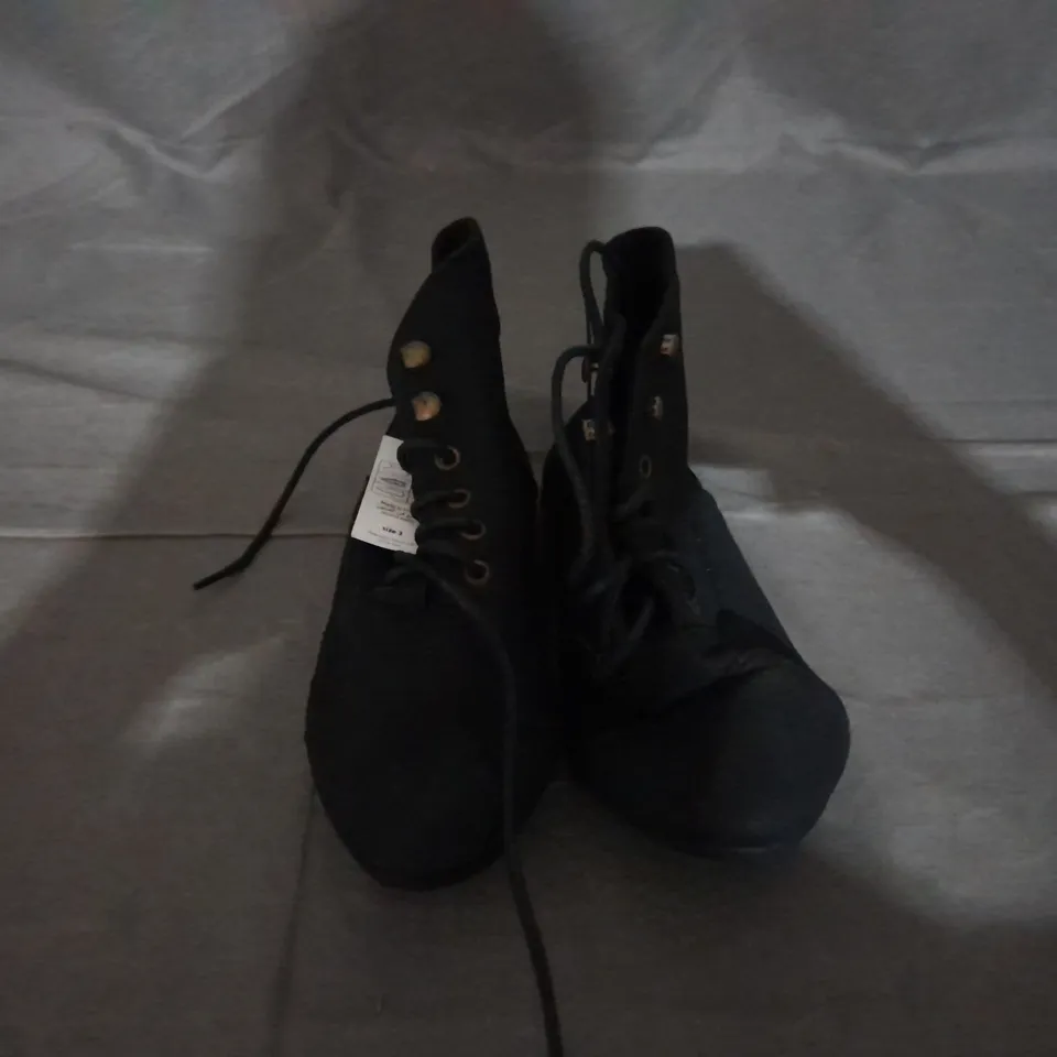 APPROXIMATELY 10 PAIRS OF LACE UP FLAT ANKLE SHOES SIZE 3