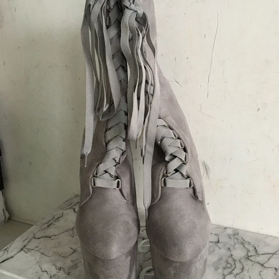 BOXED PAIR OF HELLA HEELS LIGHT GREY HIGH BABYDOLL BOOTS 