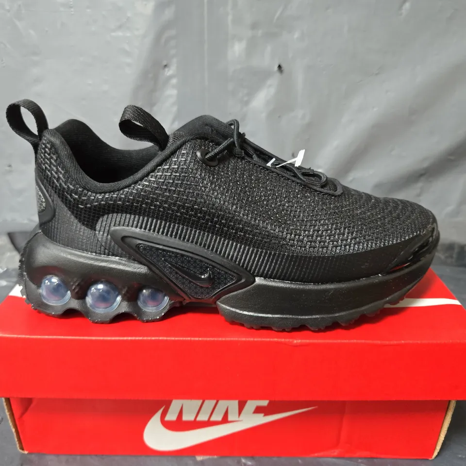 BOXED PAIR OF NIKE AIR MAX DN KIDS TRAINERS IN BLACK - UK 13