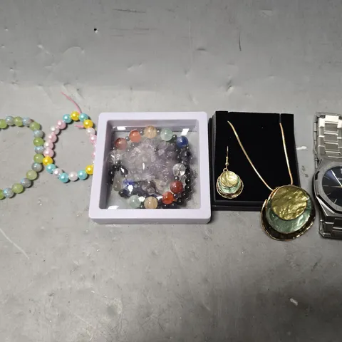 APPROXIMATELY 15 ASSORTED JEWELLERY ITEMS TO INCLUDE - NECKLACE ,WATCH , BRACELET ETC