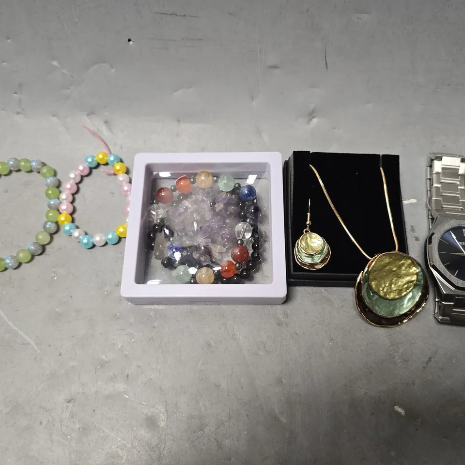 APPROXIMATELY 15 ASSORTED JEWELLERY ITEMS TO INCLUDE - NECKLACE ,WATCH , BRACELET ETC