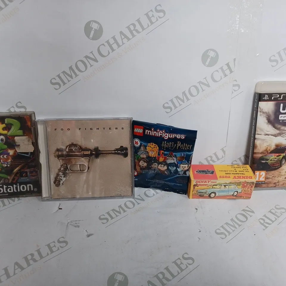 BOX OF APPROX 30 ASSORTED TOYS TO INCLUDE - LEGO MINIFIGURES - PLAYSTATION CROC 2 - PS3 W2C WORLD RALLY GAME ECT