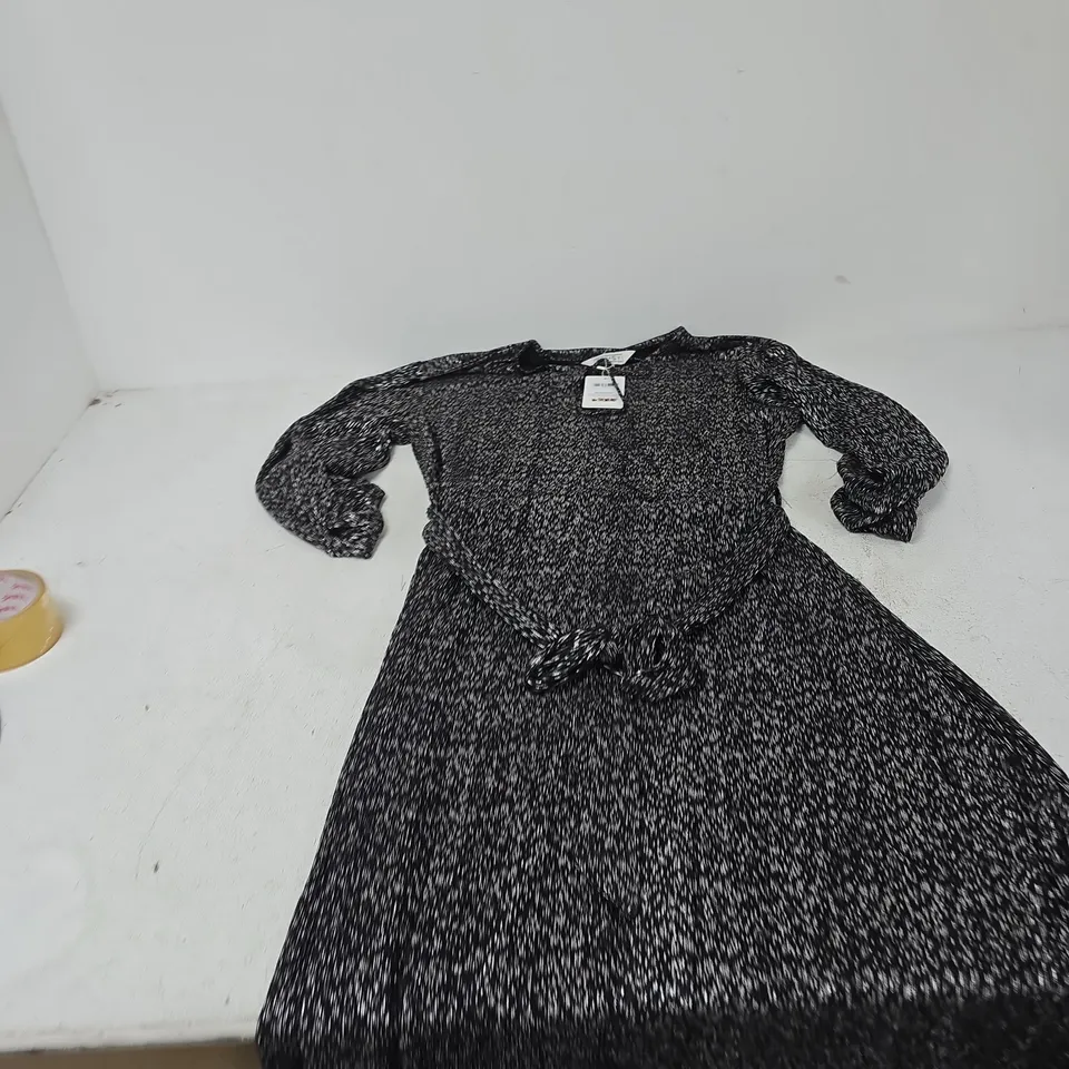 BOX OF APPROXIMATELY 45 ASSORTED CLOTHING ITEMS TO INCLUDE: TAMSY DRESS 