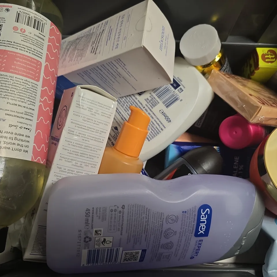 APPROXIMATELY 15 ASSORTED HEALTH & BEAUTY ITEMS TO INCLUDE - GIVE ME BODY SPRAY , NIVEA BODY LOTION, WHITE HOT SHAMPOO ETC