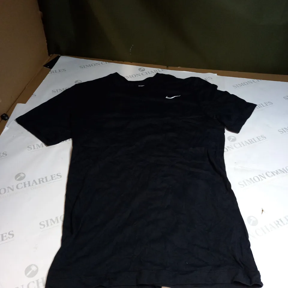 MEDIUM NIKE BLACK T-SHIRT 