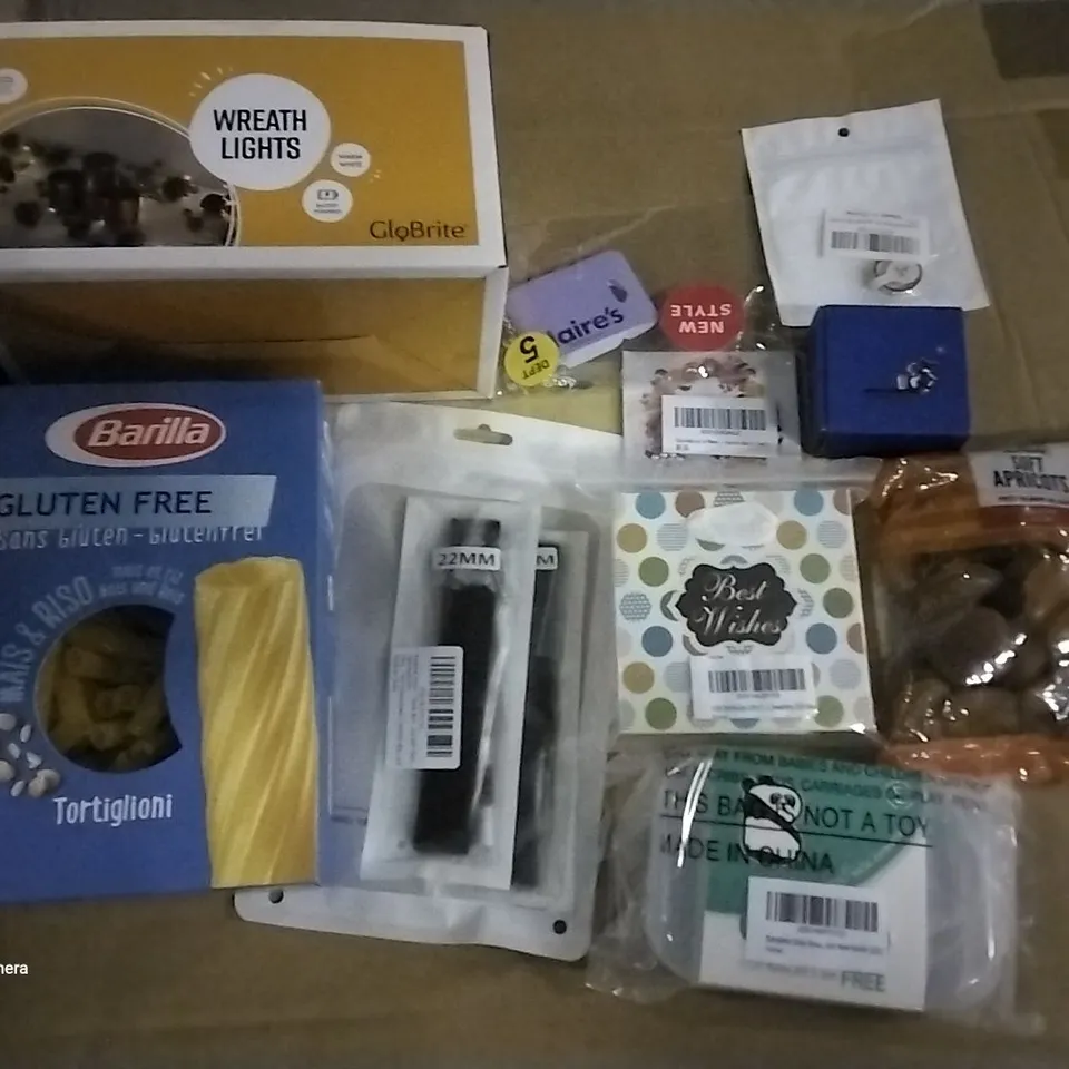 PALLET OF ASSORTED ITEMS INCLUDING GLUTEN FREE TORTELLINI, WREATH LIGHTS, SOFT APRICOTS, BABY NASAL ASPIRATOR, CLAIRES BRACELET, CHAIN ANKLET