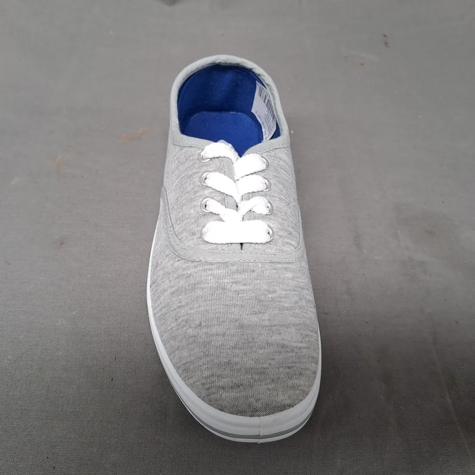 BOX OF APPROXIMATELY 10 PAIRS OF TRANSIT SHOES IN GREY IN VARIOUS SIZES
