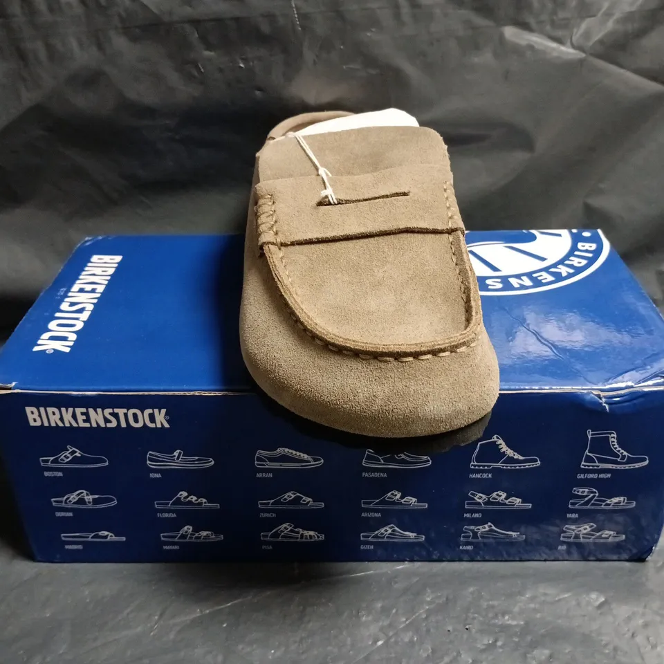 BOXED PAIR OF BIRKENSTOCK ARIZONA BS SHOES IN TAUPE SIZE UK 5