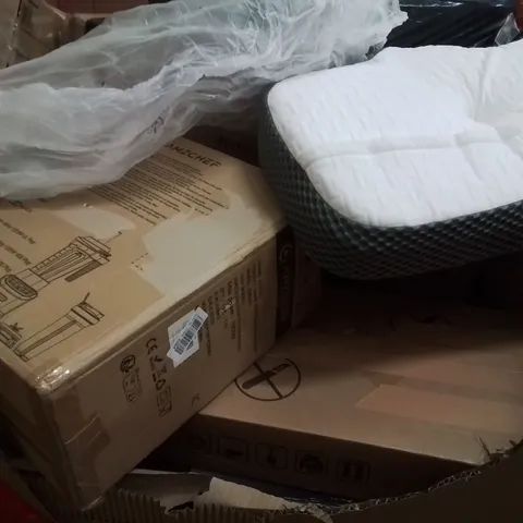 PALLET OF ASSORTED HOUSEHOLD GOODS AND PRODUCTS TO INCLUDE;BLENDER,VACUUM CLEANER,STEAM CLEANER,GAMING CHAIR,PILLOW