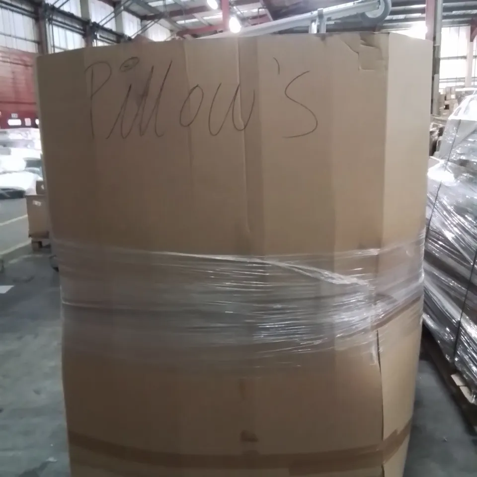 PALLET CONTAINING LARGE QUANTITY OF PILLOWS