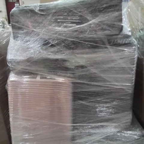 PALLET CONTAINING A LARGE QUANTITY OF SUITCASES