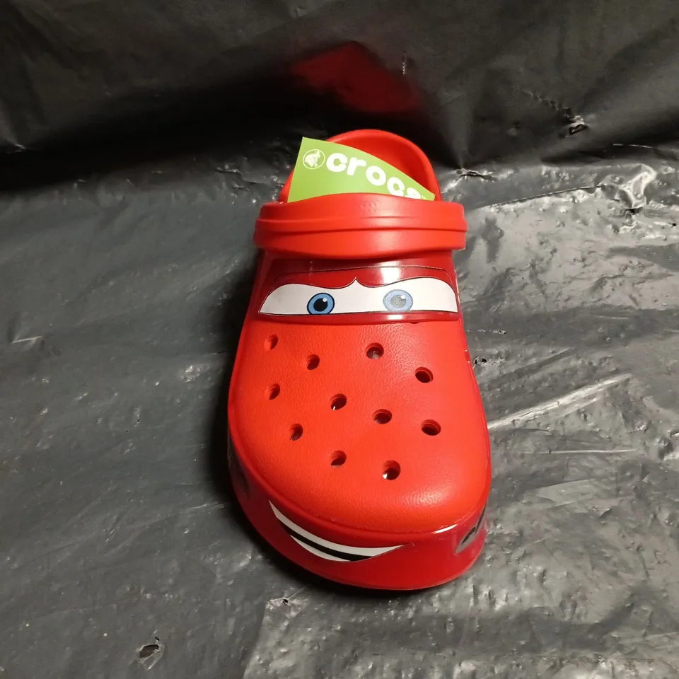 PAIR OF CROCS LIGHTNING MCQUEEN CROCBAND CLOGS SIZE UK M5/W6