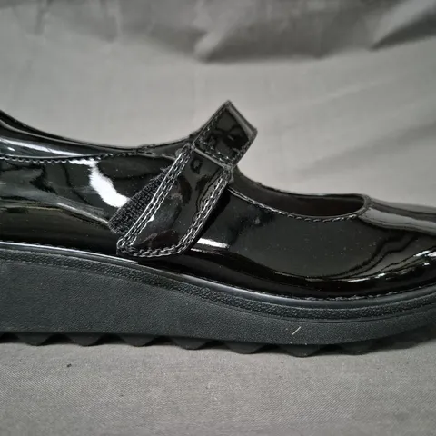 BOXED PAIR OF COLLECTION BY CLARKS SHOES IN BLACK SIZE 4.5