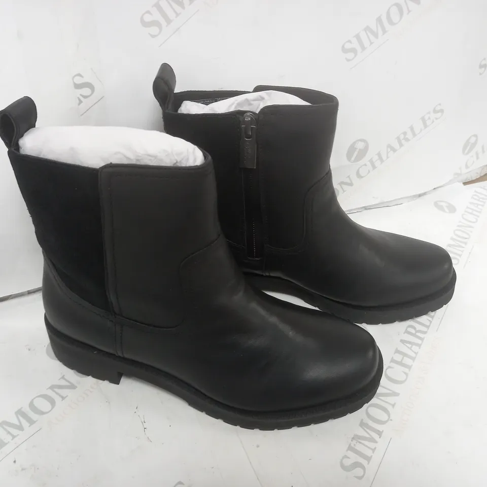 BOXED VIONIC CHELSEA BOOT BLACK SIZE 4