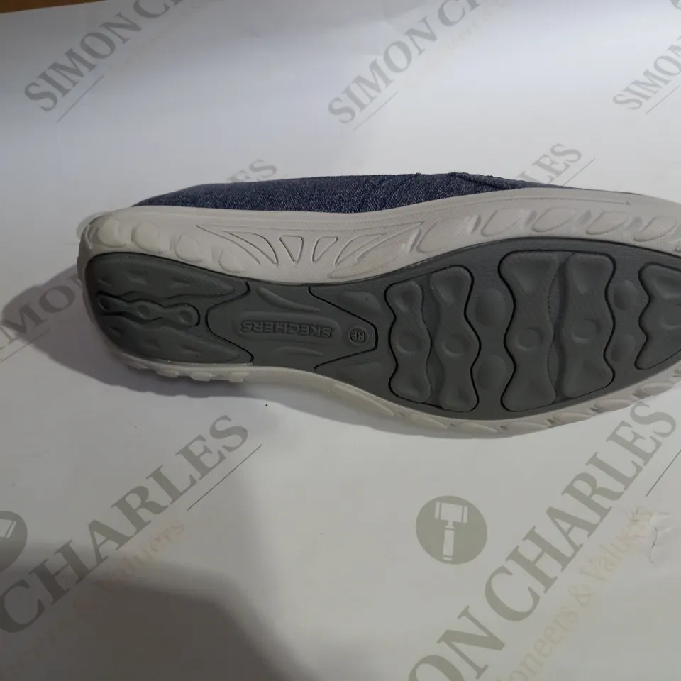 SKECHERS MEMORY FOAM NAVY SLIP ON SHOE SIZE 3 