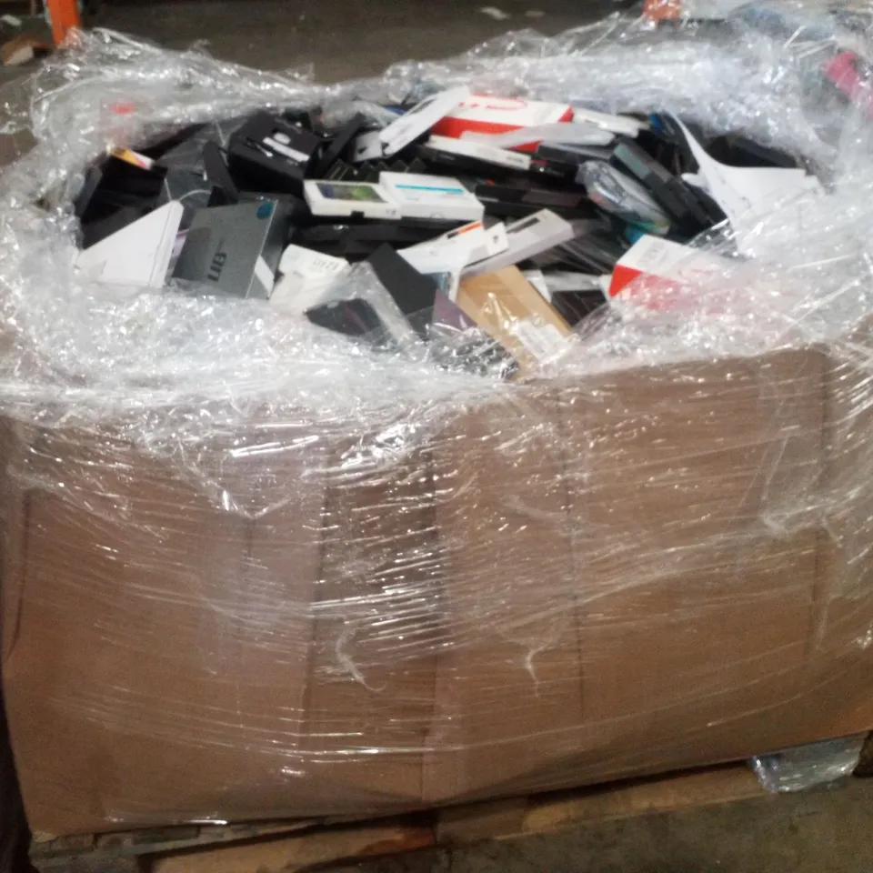 PALLET CONTAINING LARGE QUANTITY OF ASSORTED PHONE CASES