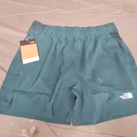 THE NORTH FACE 24/7 SHORTS IN DEEP GREEN - MEDIUM