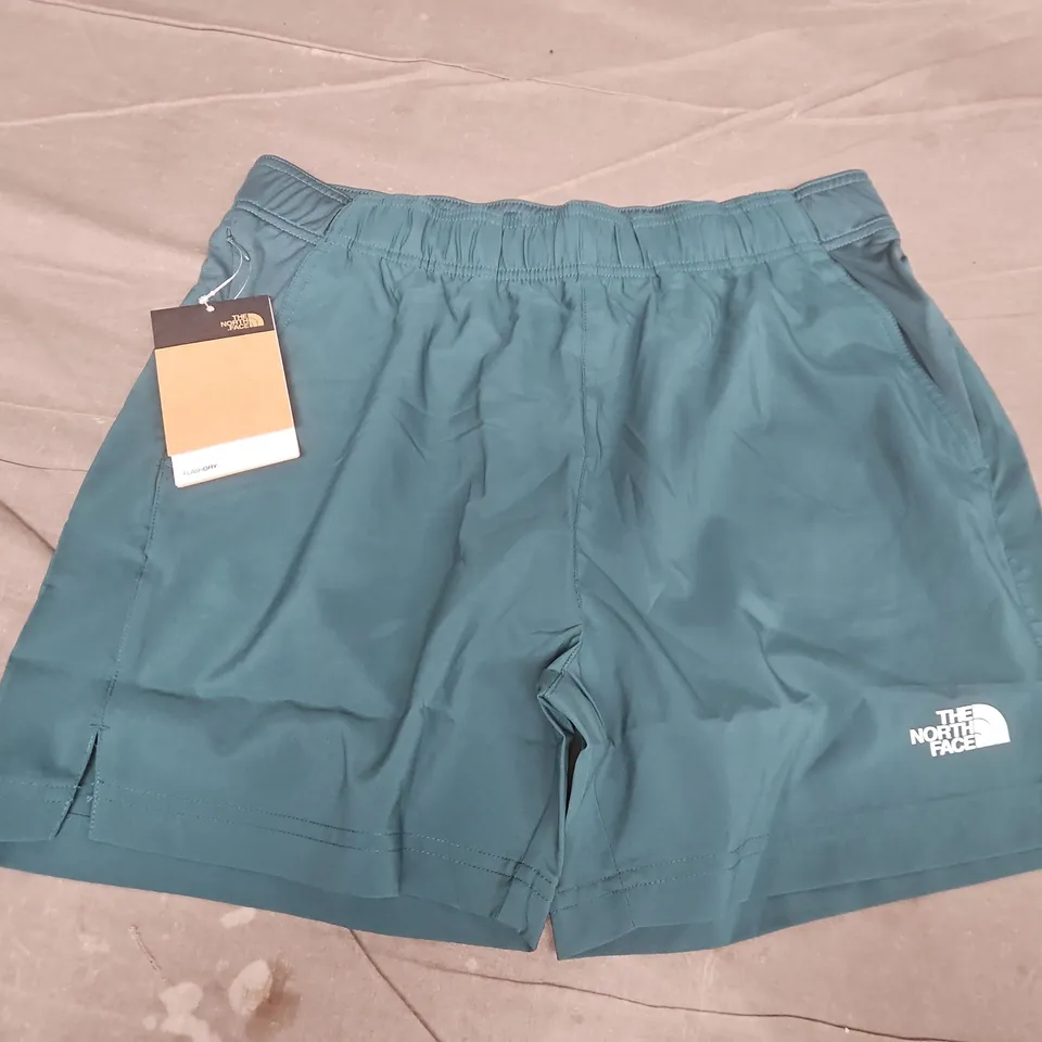 THE NORTH FACE 24/7 SHORTS IN DEEP GREEN - MEDIUM