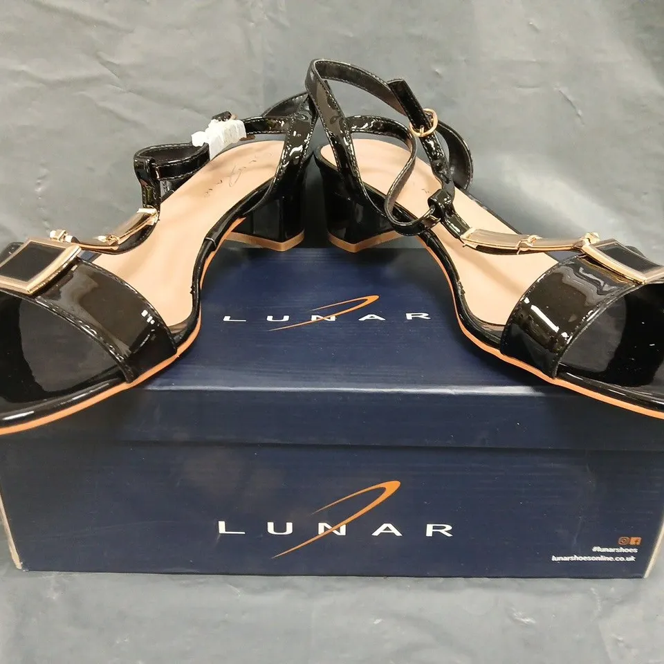 BOXED PAIR OF LUNAR OPEN TOE LOW BLOCK HEEL SANDALS IN BLACK/GOLD EFFECT SIZE UK 8