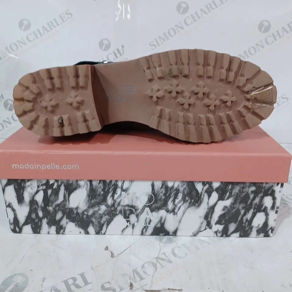 BOXED MODA IN PELLE CORNELIA BIKER BOOTS, KHAKI, UK 7