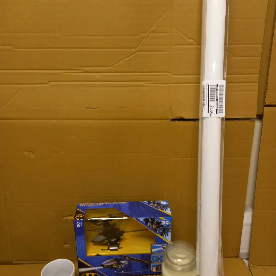 LOT OF 4 ASSORTED HOMEWARE ITEMS TO INCLUDE QUEEN COMMEMORATIVE MUG, DECORATIVE SCENTED CANDLE, BLACKOUT ROLLER BLIND (90X160)  ETC RRP £70