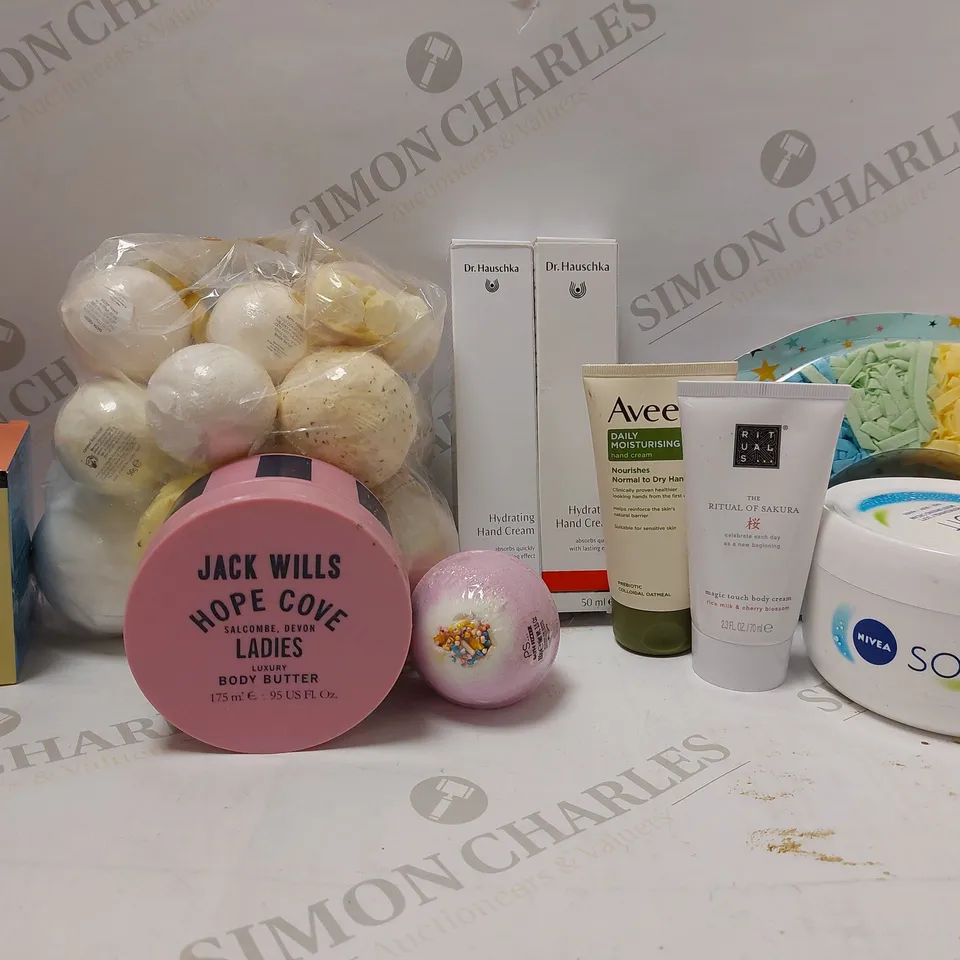 LOT OF APPROX 10 ASSORTED BATH & BODY PRODUCTS TO INCLUDE JACK WILLS LADIES BODY BUTTER, THE RITUAL OF SAKURA BODY CREAM, DR. HAUSCHKA HYDRATING HAND CREAM, ETC 