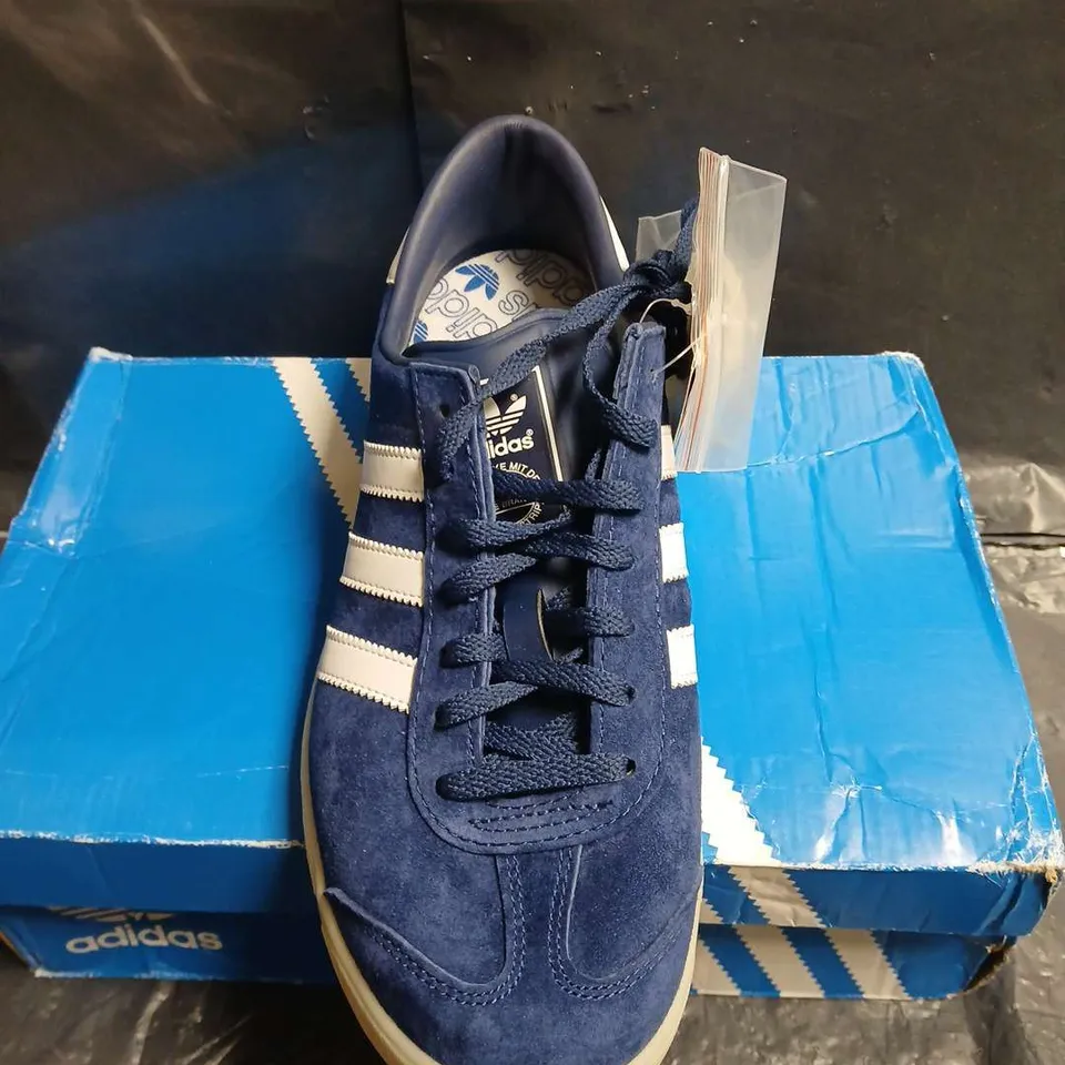 BOXED PAIR OF ADIDAS HAMBURG NAVY SUEDE SNEAKERS – UK9 (EU 42 2/3)