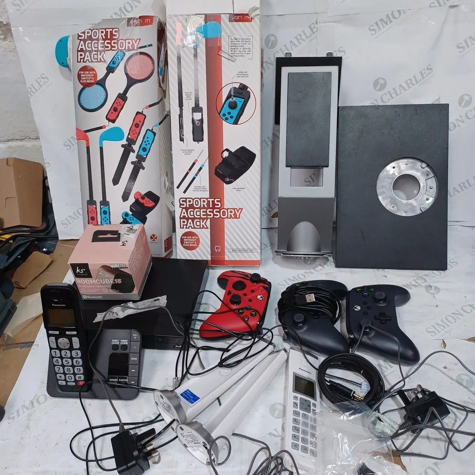 LOT OF 10 ASSORTED ITEMS TO INCLUDE GAMES ACCESSORIES, BLURAY PLAYER, GAME CONTROLLERS ETC