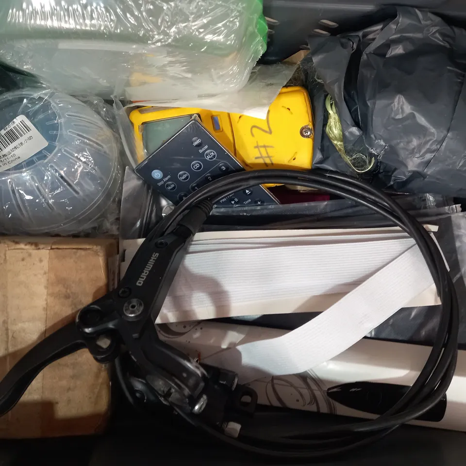 LOT OF APPROXIATELY 10 ASSORTED HOUSEHOLD ITEMS TO INCLUDE IMPRESSIONS OF IRELAND BAUBLE, BOX OF COCKTAIL STICKS, SAMSUNG POWER ADAPTER, ETC