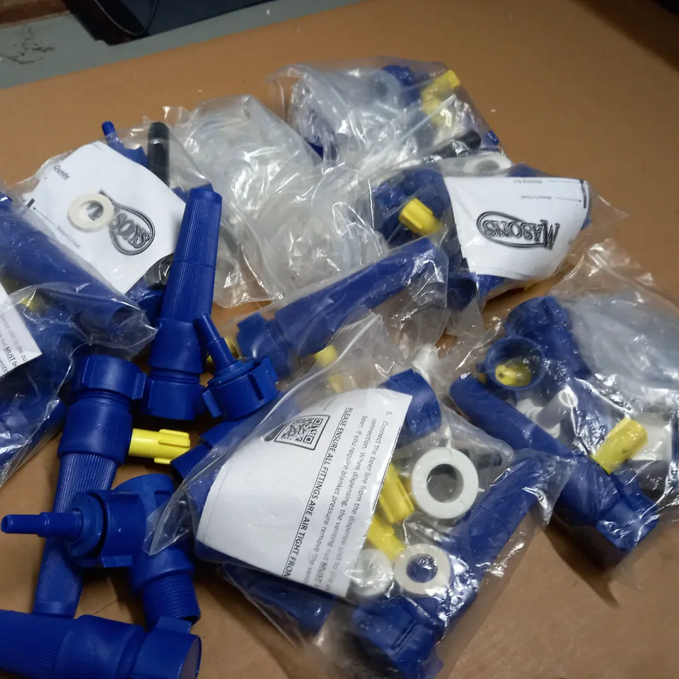 CRATE OF ASSORTED FITTINGS AND FIXTURE ITEMS TO INCLUDE SCREWS AND HINDGES