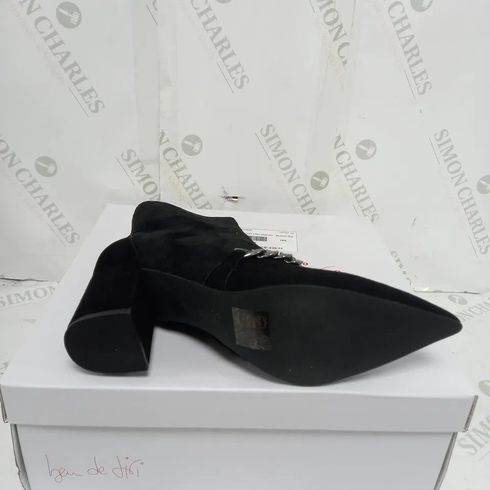 BOXED BEN DE LISI CHAIN LINK ANKLE BOOTS SIZE 6
