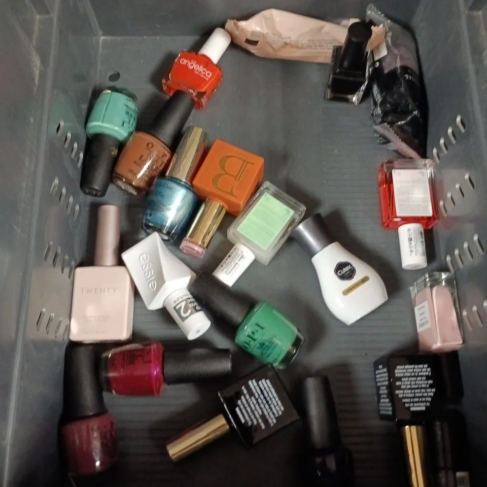 APPROXIMATELY 20 BOTTLES OF NAIL VARNISH TO INCLUDE GLITTERBELS, ESSIE AND MANICURIST
