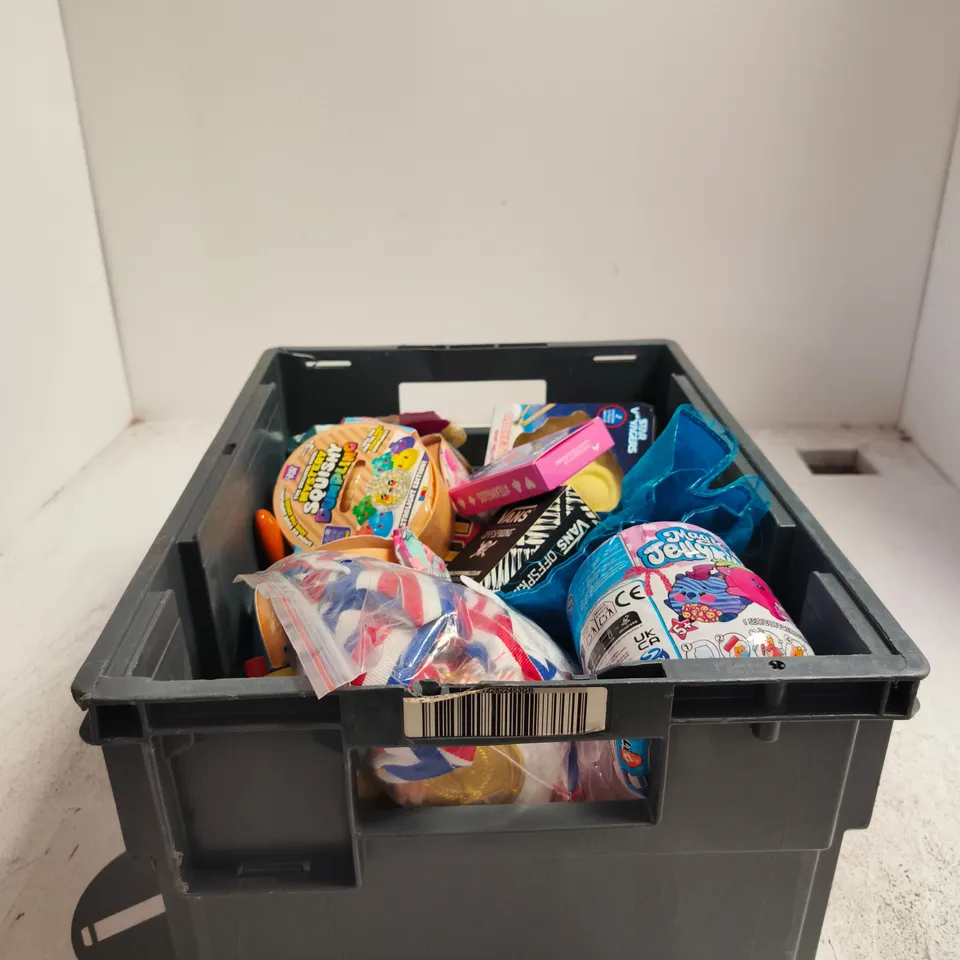 TOTE OF APPROXIMATELY 25 ASSORTED TOY/GAME ITEMS TO INCLUDE STAR VOYAGERS ROCKET DIG OUT KIT, VANS OFFSPRING, MYSTERY SQUISHY DUMPLINGS ETC