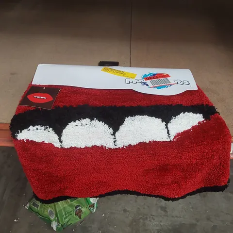 CARLE LIPS SHAPED BATH MAT
