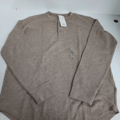 UNIQLO WAFFLE HENLEY NECK T-SHIRT IN BEIGE - SIZE 32