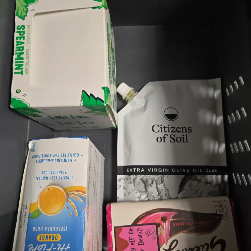APPROXIMATELY 10 ASSORTED FOOD/DRINK PRODUCTS TO INCLUDE OLIVE OIL, PICK & MIX COLLECTION, GRIND COFFEE PODS ETC 
