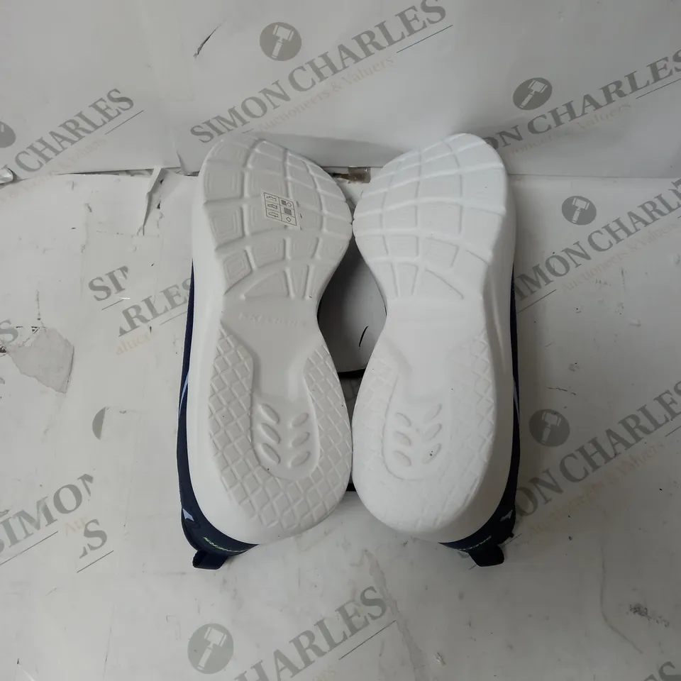 SKECHERS DYNAMITE LACE TRAINERS SIZE 7
