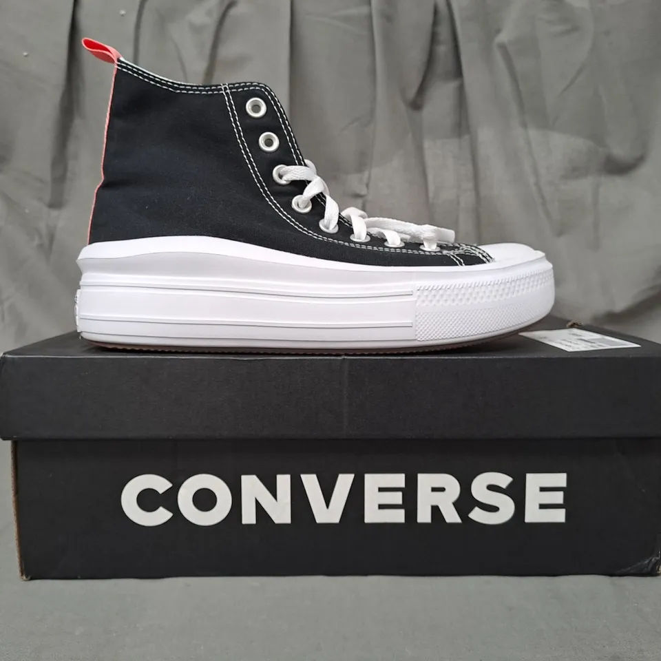 BOXED PAIR OF CONVERSE SHOES IN BLACK/WHITE UK SIZE 6.5