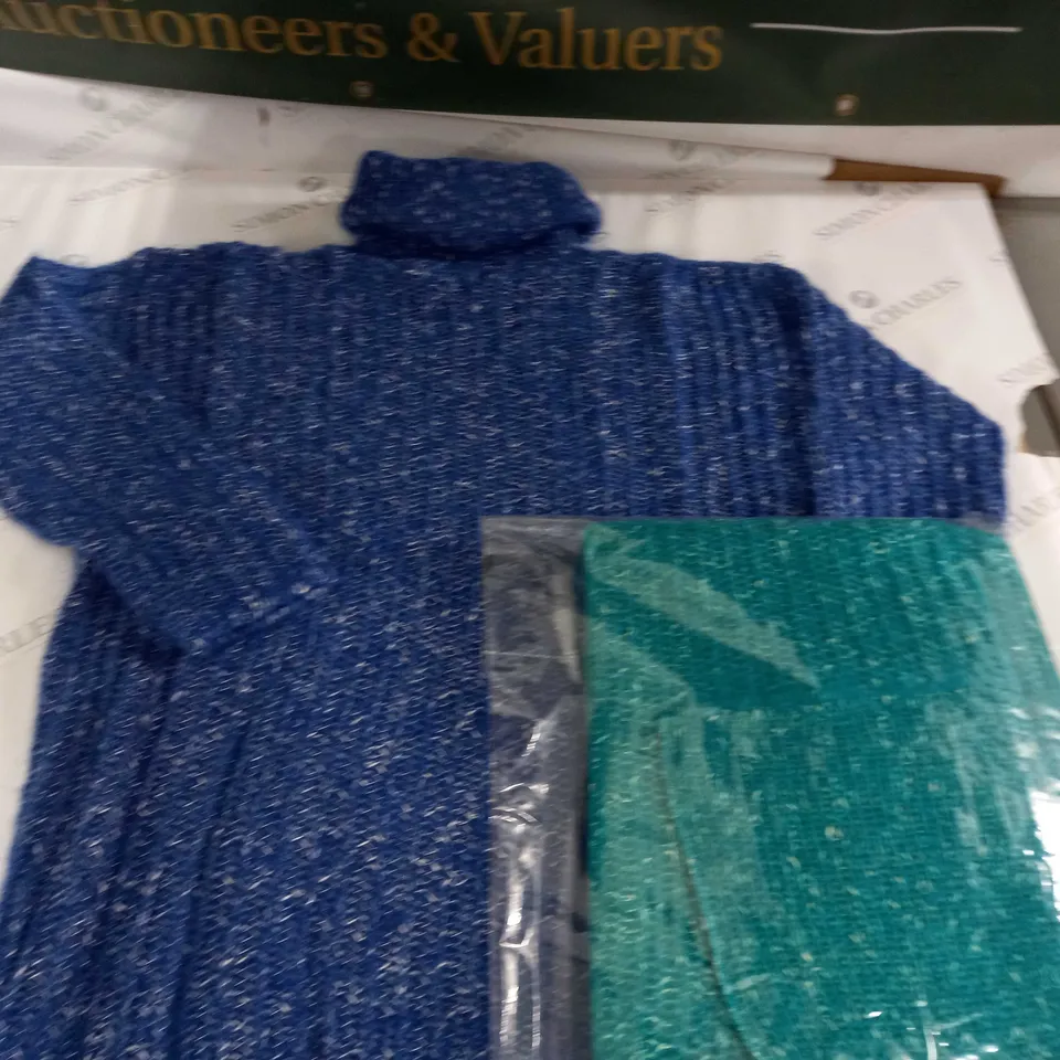 LOT OF 16 ROLL NECK JUMPERS - 2 COLOURS / SIZE UNSPECIFIED