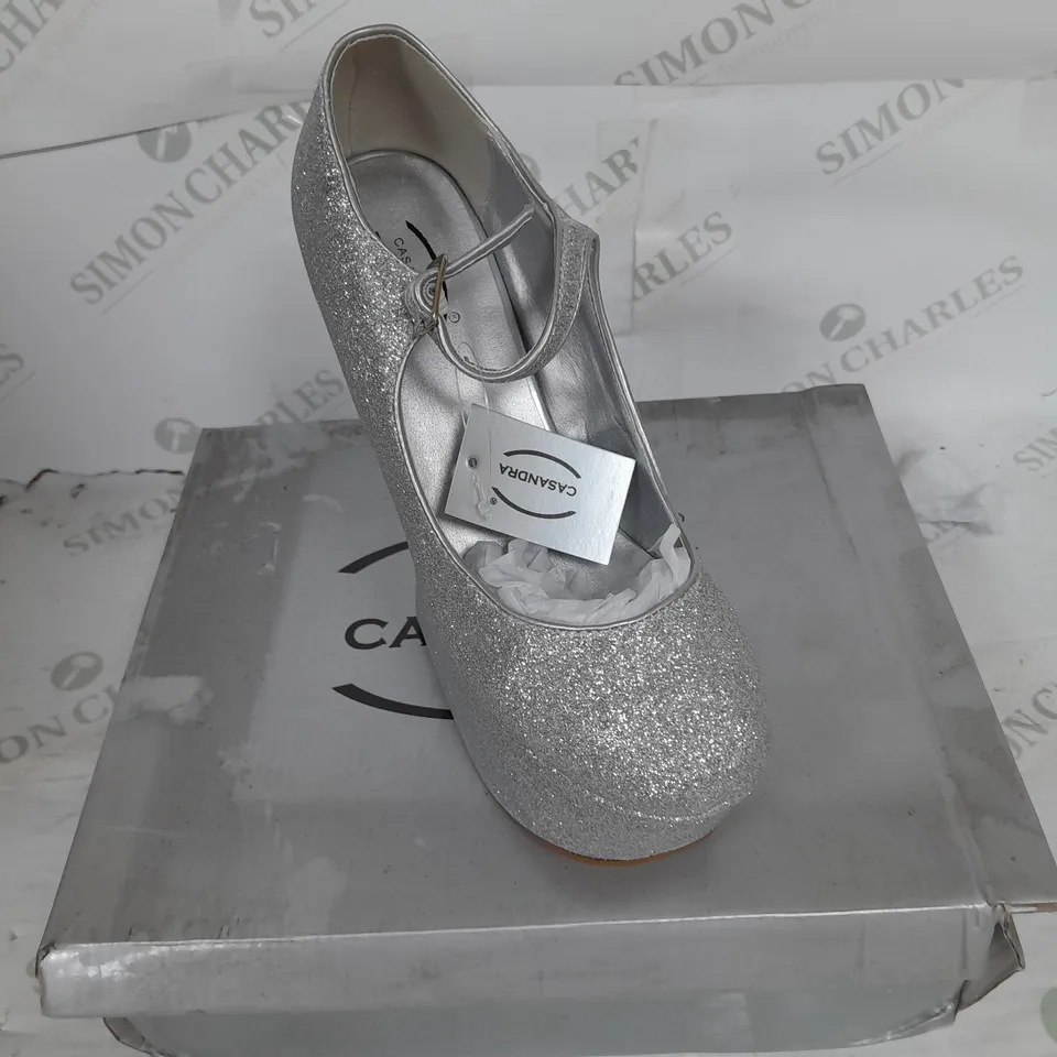BOXED PAIR OF CASANDRA PLATFORM STRAP SHOE IN SILVER GLITTER SIZE 5